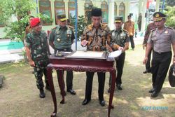 AGENDA PRESIDEN : Batal Beri Pengarahan di Kopassus, Jokowi Makan Nasi Kotak Bareng Prajurit