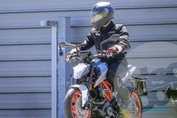 SEPEDA MOTOR KTM : Duke 125 Terbaru Lebih Agresif, Rilis Akhir 2016