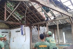 PENATAAN KOTA SOLO : 7 Rumah di Bantaran Sungai Bengawan Solo Dibongkar