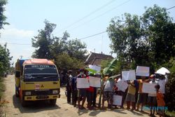 TAMBANG SRAGEN : Puluhan Warga Tanggan Protes Jalan Rusak dan Polusi Udara