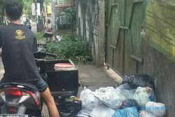 MASALAH SAMPAH : Depo Tutup, Warga Lempar Sampah di Depan Pagar