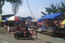 PASAR TRADISIONAL SOLO : Pedagang Pasar Krempyeng Nekat Dirikan Tenda