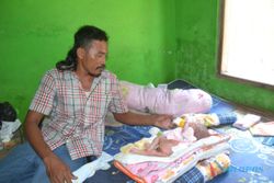 KISAH TRAGIS : Punggung Bayi 11 Hari Terus Keluarkan Cairan, Orang Tua di Baki akan Jual Rumah untuk Biaya Operasi