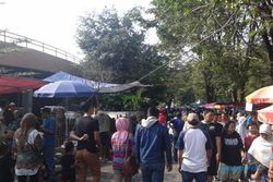 PKL Sunday Market Solo Nekat Berjualan di Luar Stadion Manahan