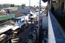PASAR TRADISIONAL SOLO : 150 Pedagang Pasar Sidodadi Meluber ke Jalan Kampung