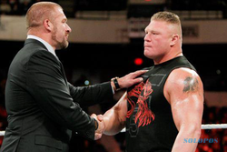 Foto Brock Lesnar Hantam Kepala Randy Orton Hingga Bocor Diblokir Instagram