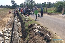 INFRASTRUKTUR BANTUL : Pelebaran Jalan Pundong- Seloharjo Mulai Dikerjakan