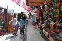 PASAR TRADISIONAL KARANGANYAR : Tempati Pasar Darurat, Omzet Pedagang Anjlok 50%