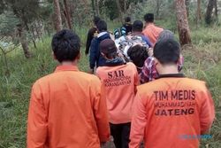 INSIDEN PENDAKIAN : Pingsan, Pendaki Gunung Lawu Dievakuasi Sukarelawan