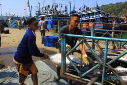 GELOMBANG TINGGI PACITAN : Duh, Omzet Nelayan Pacitan Turun Hingga Rp2 Miliar Per Bulan