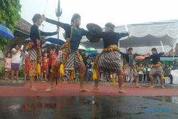 FESTIVAL JERON BENTENG : Hujan Deras, Ratusan Peserta Tetap Semangat