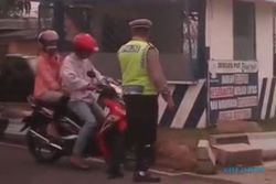 VIDEO UNIK : Kabur Saat Ditilang, Pengendara Motor Berakhir Memalukan