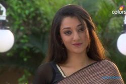 UTTARAN ANTV : Nandhini Berikan Apel Beracun untuk Meethi