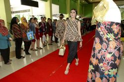 HARI BATIK : The Sunan Hotel Fashion Show di Bandara Solo