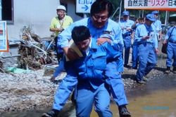 KISAH UNIK : Digendong Saat Kunjungi Daerah Bencana, Menteri Jepang Diprotes