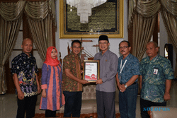 SMART CITY NGAWI : Selamat ! Pemkab Ngawi Terima Penghargaan Nusantara Award PT Telkom