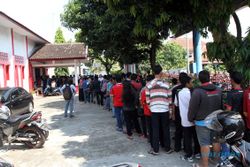 FOTO TIMNAS INDONESIA VS MALAYSIA : Antusias, Antrean Warga Beli Tiket Mengular di Balai Persis