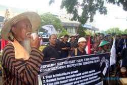 REFORMASI AGRARIA : Ratusan Petani Sambirejo Sragen Long March 15 Km Tuntut Penghentian Krinalisasi Petani