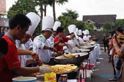  AKSI SOSIAL : Hartono Mall Gelar Masak dan Makan 3.000 Nasi Goreng Bersama ICA