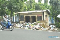 Sampah Meluber di Jl.Perintis Bikin Pengguna Jalan di Boyolali Gerah