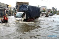 FOTO BANJIR SEMARANG : Hujan 2 Hari, Jl. Kaligawe Tergenang Lagi