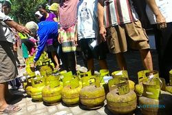 INFO TERKINI : Warga Antre Membeli Elpiji 3 Kg dalam Operasi Pasar di Mantrijeron