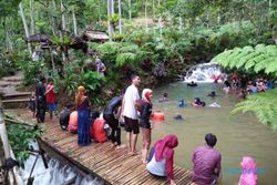 WISATA KULONPROGO : Taman Sungai Mudal Diserbu Wisatawan Lokal