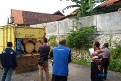 PEMBALAKAN LIAR :  Truk Ditinggalkan di Mangkang, Polisi Curigai Angkut Kayu Curian