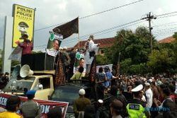UNJUK RASA SOLO : Ratusan Orang Demo di Mapolresta, Jl. Adisucipto Ditutup