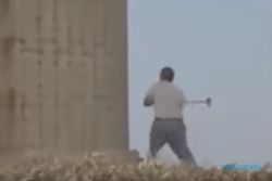 VIDEO UNIK : Hanya Pakai Palu, Pria Ini Robohkan Menara Silo Sendirian