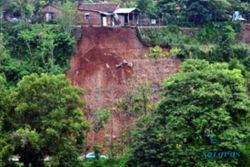 LONGSOR SRAGEN : Tebing Longsor Timpa Rumah dan Tutup Jalan di Sambirejo
