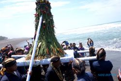 TRADISI KULONPROGO : Ribuan Orang Padati Labuhan Puro Pakualaman di Pantai Glagah