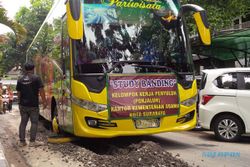 INFO TERKINI : Bus Pariwisata Terperosok Saluran Limbah di Balai Kota