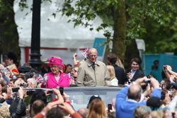 KISAH UNIK : Tak Punya Catatan Kriminal, Ratu Elizabeth II Dapat Medali