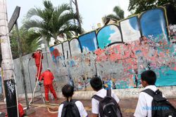 Warga Jepang Ini Bersihkan Vandalisme di Tembok Stasiun Tugu