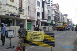 INFRASTRUKTUR SOLO : Batasi Lalu Lintas, Petugas Dishubkominfo Berjaga di Jl. Gatsu