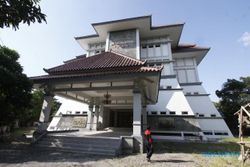WISATA SOLO : PKL Sriwedari Minta Pemkot Bongkar Pagar Belakang Museum Keris