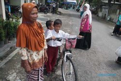 Kebahagiaan Mbah Mitro Usai Menerima Sepeda dari Jokowi, Ini Untuk Cucu