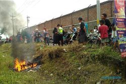 PENCURIAN SUKOHARJO : Dimassa di Manang, Sepeda Motor Pencuri Dibakar Warga