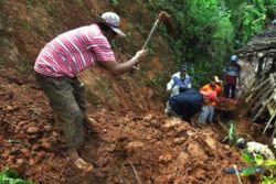 FOTO BENCANA TEMANGGUNG : Repotnya Warga Akibat Tanah Longsor