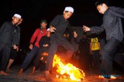 FOTO TAHUN BARU HIJRIAH : Sepak Bola Api Sambut 1 Muharam