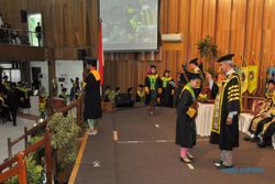 WISUDA MAHASISWA : UKSW Lepas 883 Lulusan