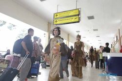 HARI BATIK : Model Cantik Peragakan Batik di Sela Lalu Lalang Penumpang Bandara Adisutjipto