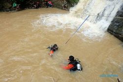 KECELAKAAN AIR :  Turunkan Regu Penyelam SAR Cari Mahasiswa Unnes di Sungai Segoro 