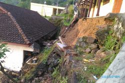 LONGSOR PONOROGO : Gedung SMPN 4 Ngrayun Tertimpa Longsoran, Siswa Mengungsi