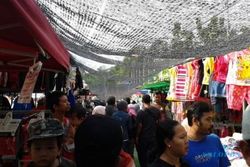 PENATAAN PKL SOLO : Sunday Market Manahan Masih Semrawut