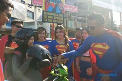 INFO LALU LINTAS : Polisi Berkostum Superman Beri Hadiah Helm untuk Pengendara di Ringroad