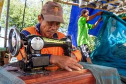 FOTO PERIKANAN DEMAK : Jasa Perbaikan Jaring Layani Nelayan