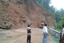 LONGSOR PACITAN : Tebing di Ngreco Longsor, Hati-Hati saat Melintasi Jalan Pacitan-Ponorogo!