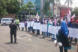 DEMO SEMARANG :  Puluhan Aktivis Tolak Gelar Kepahlawanan Soeharto